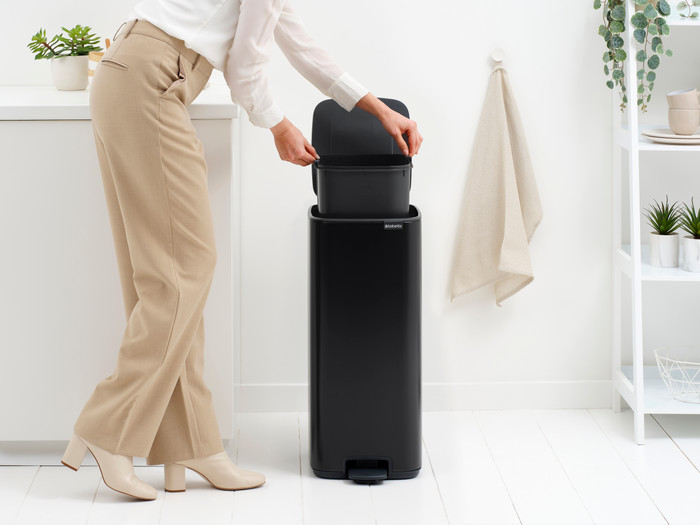 Brabantia Bo Pedal Bin 30 Liter Matt Black product in gebruik