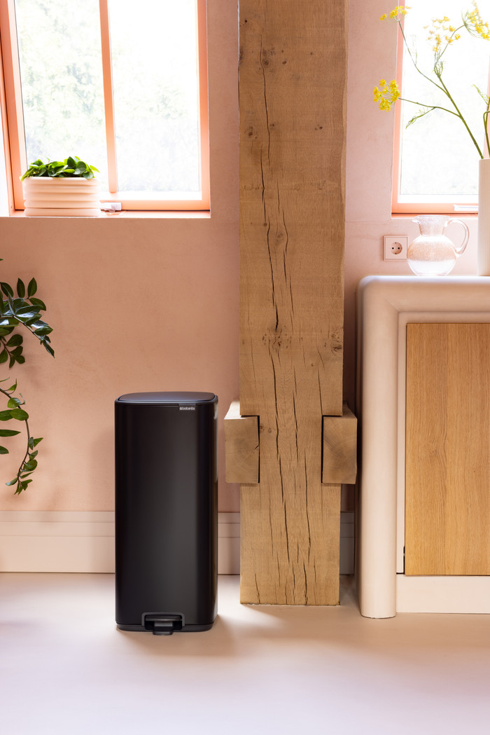Brabantia Bo Pedal Bin 30 Liter Matt Black product in gebruik
