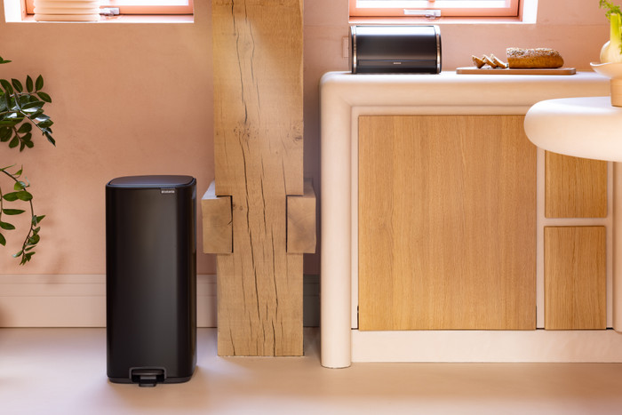 Brabantia Bo Pedal Bin 30 Liter Matt Black product in gebruik