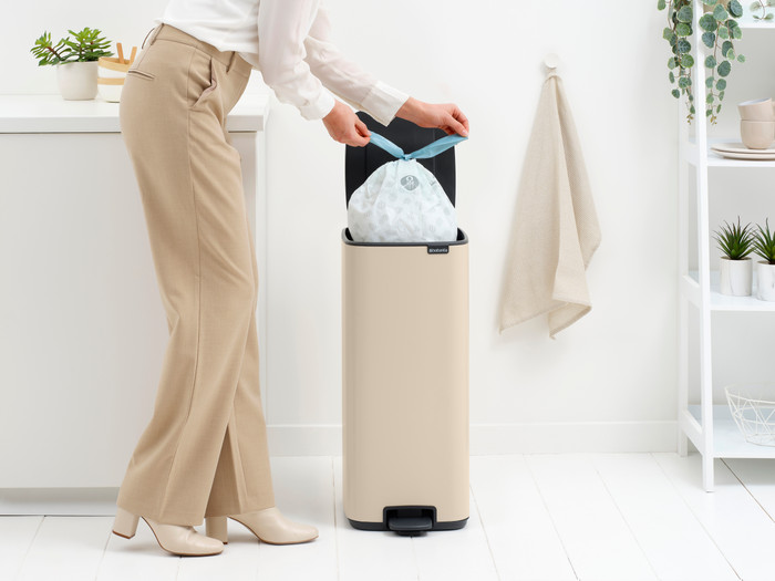 Brabantia Bo Pedal Bin 30 Liter Soft Beige product in gebruik