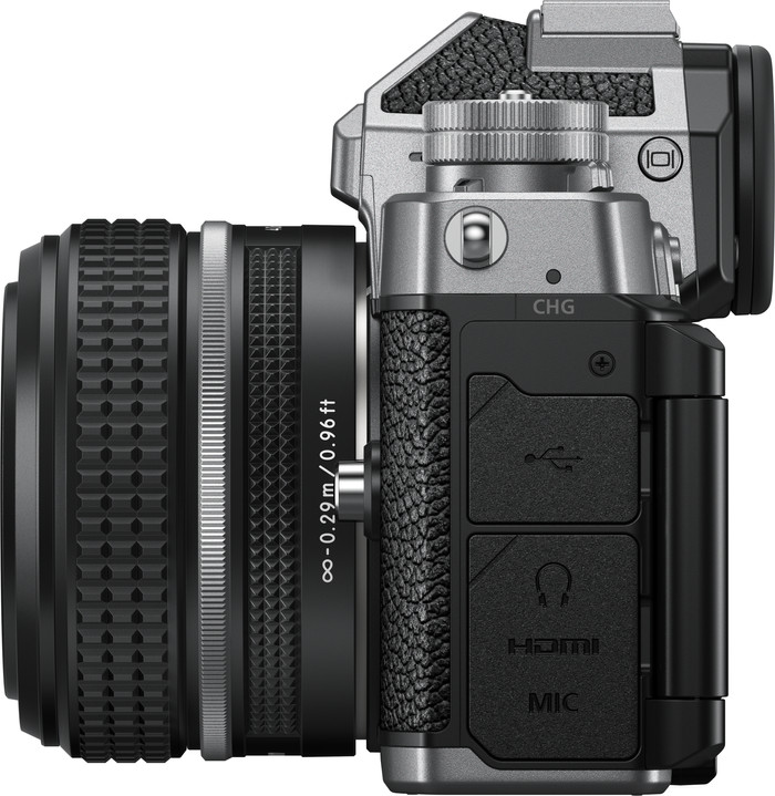 Nikon Z f Zilver + NIKKOR Z 40mm f/2.0 linkerkant