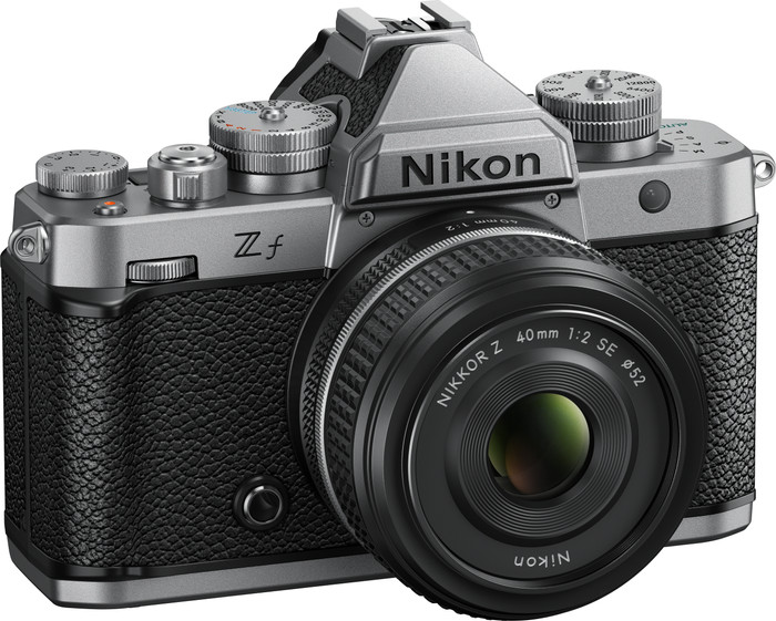 Nikon Z f Zilver + NIKKOR Z 40mm f/2.0 linkerkant