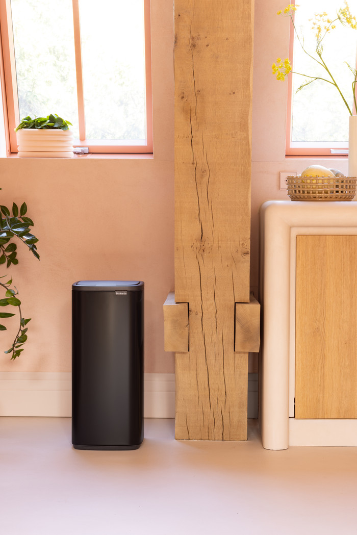 Brabantia Bo Touch Bin 30 Liter Matt Black product in gebruik