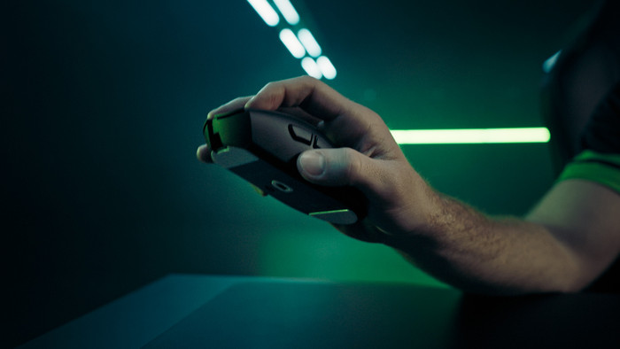 Razer DeathAdder V4 Pro Gaming Muis product in gebruik