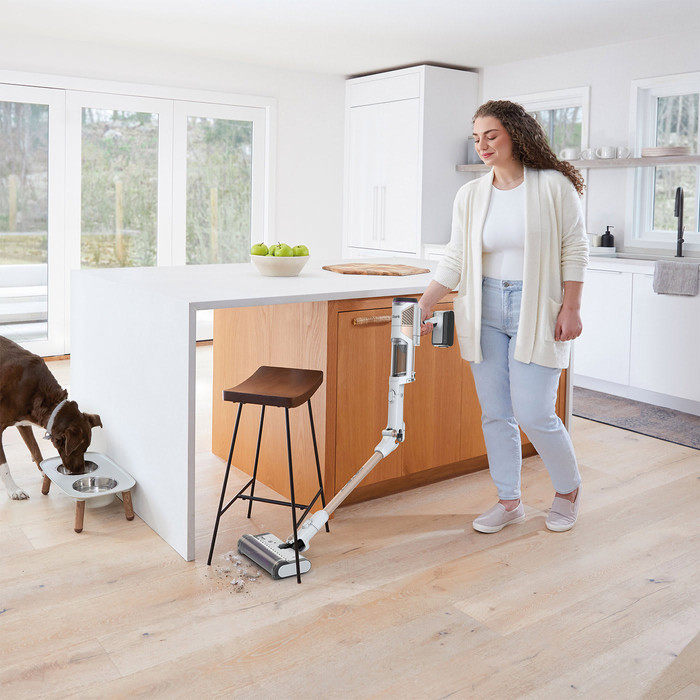 Shark Detect Pet Clean & Empty IW3612EUT product in gebruik