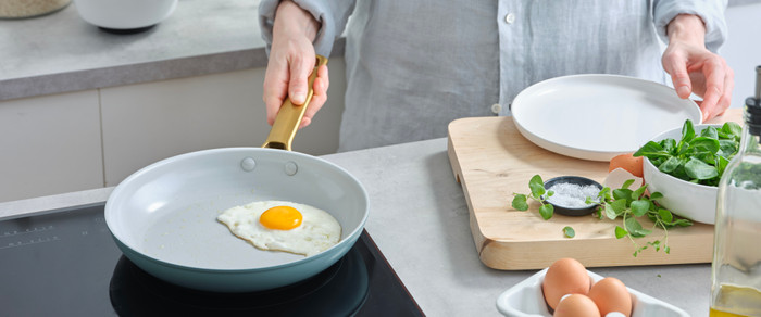 GreenPan Padova Reserve 20 + 26 cm koekenpannenset Smokey Blue product in gebruik