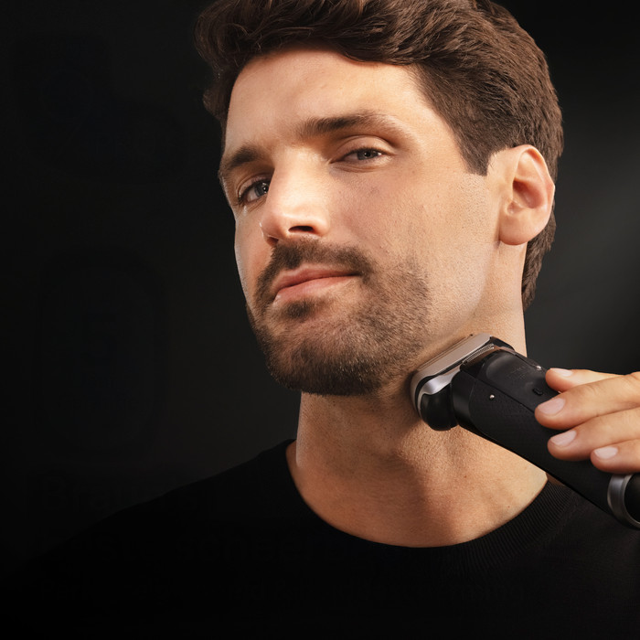 Braun Series 9 PRO+ 9675CC Graphite product in use