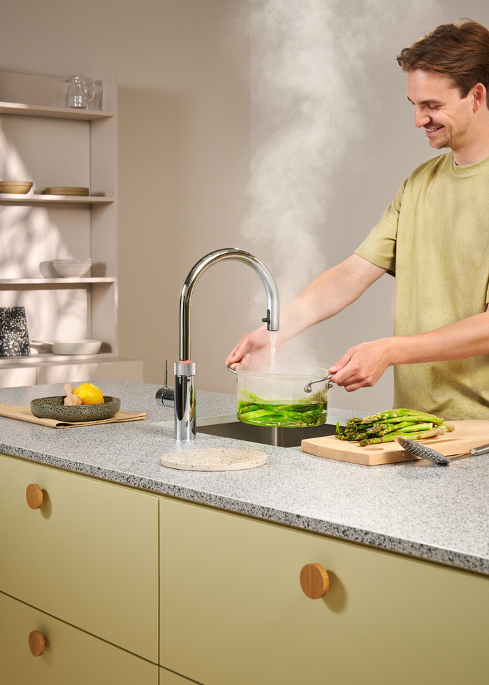 Quooker COMBI+ + Quooker Flex Round Chrome product in use