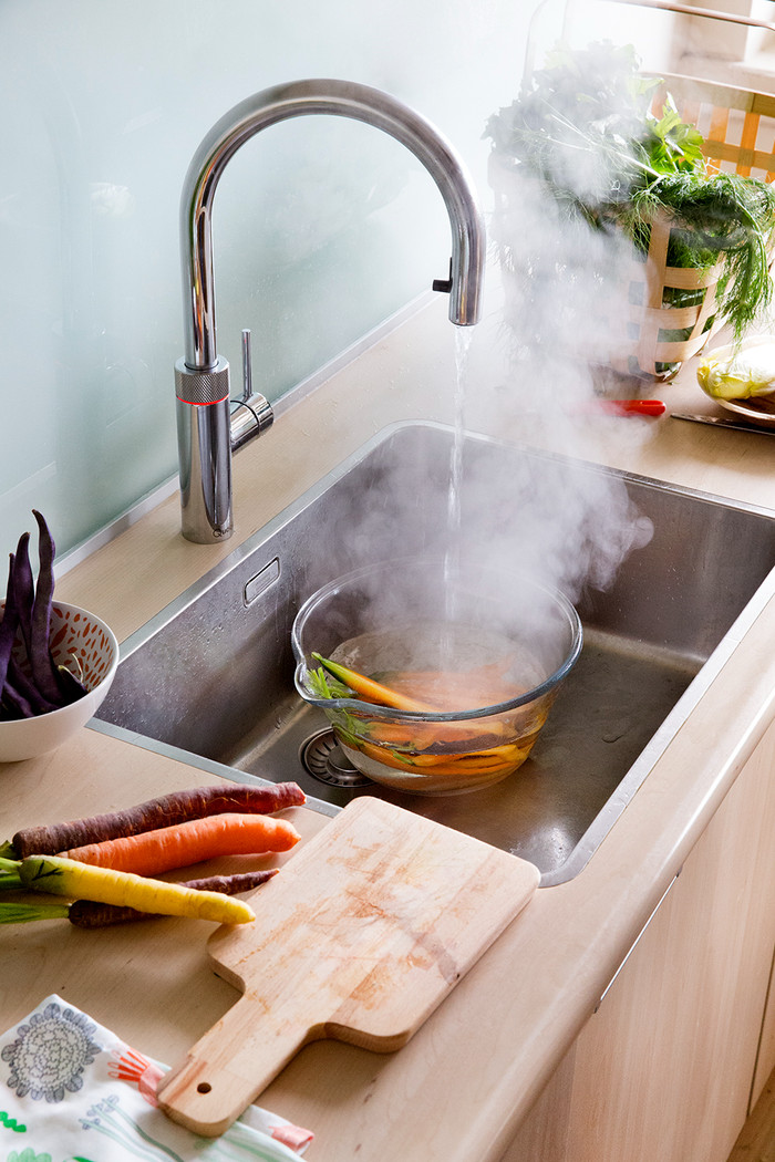 Quooker COMBI+ + Quooker Flex Round Chrome product in use