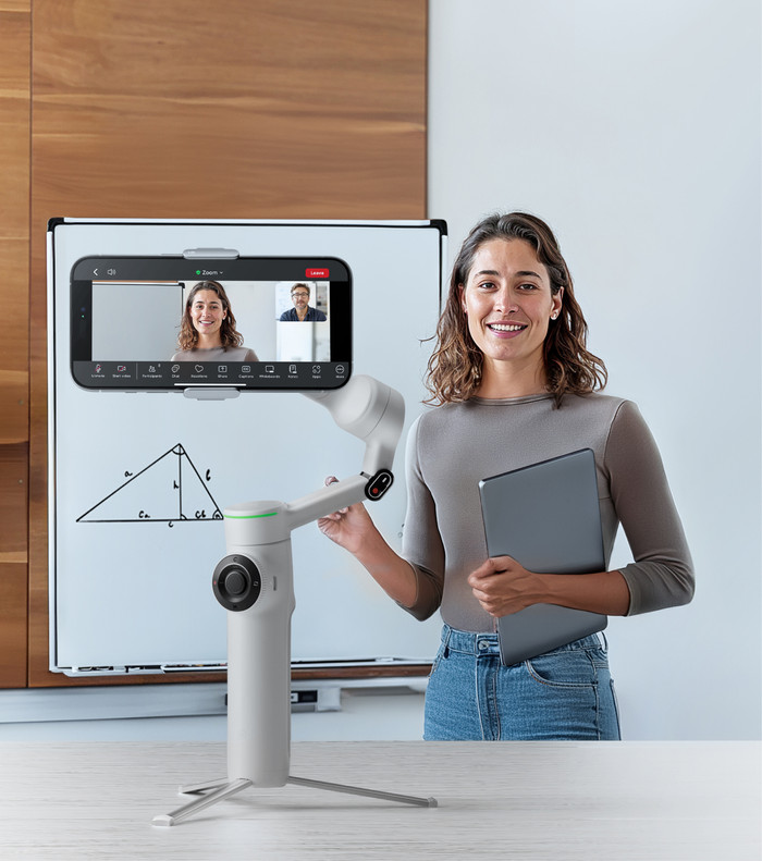 Insta360 Flow 2 Pro Creator Bundel Stone Gray product in gebruik