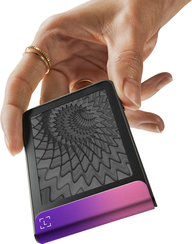 Ledger Flex incl. Recovery Key Crimson Magenta product in gebruik