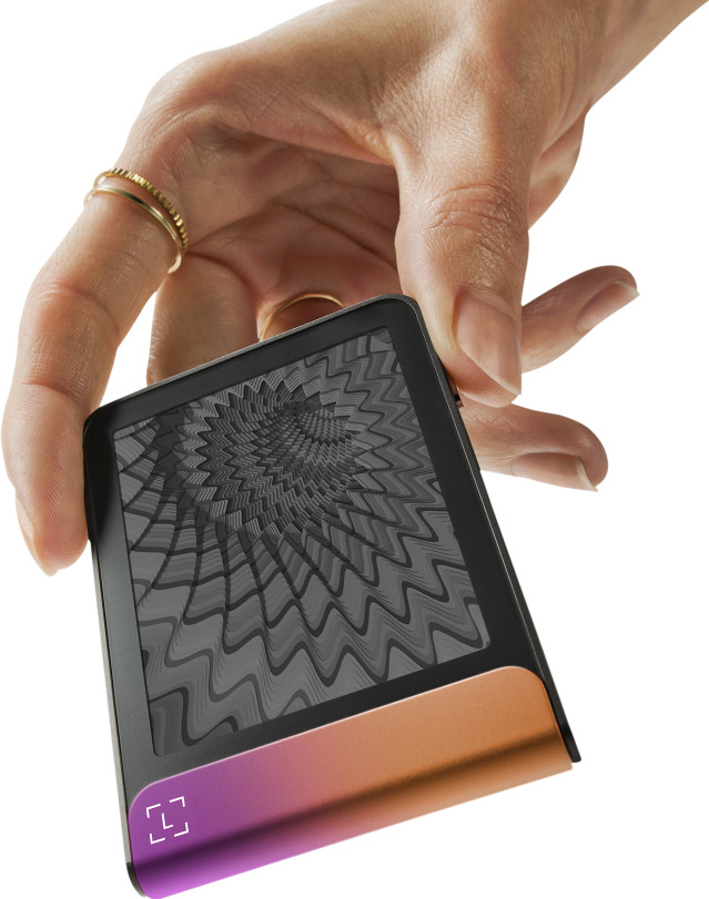 Ledger Flex incl. Recovery Key Ferro Fuchsia product in gebruik