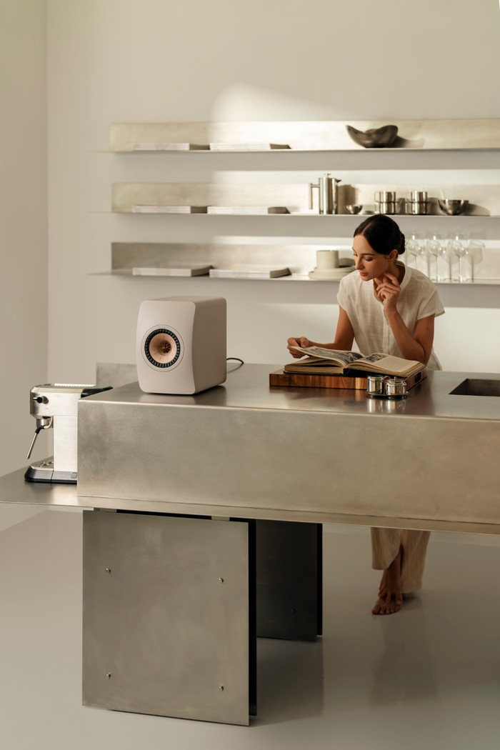 KEF LS50 Wireless II Beige product in gebruik