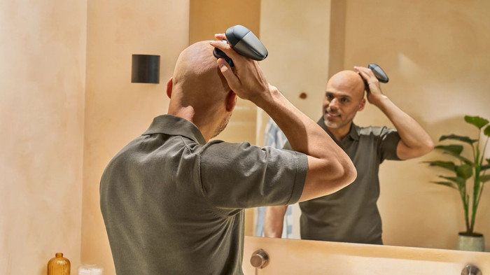 Philips Headshaver Series 7000 HS7980/15 product in use