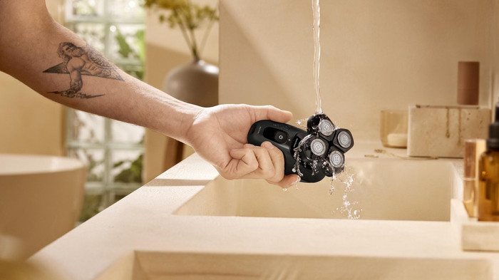 Philips Headshaver Series 7000 HS7980/15 product in use