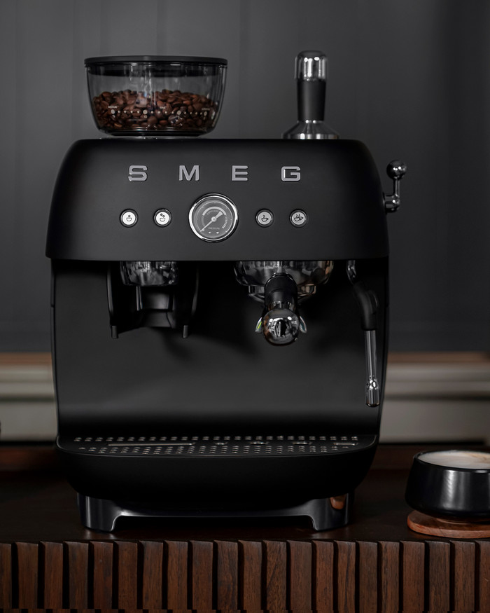 SMEG EGF03BLMEU Mat Zwart product in gebruik