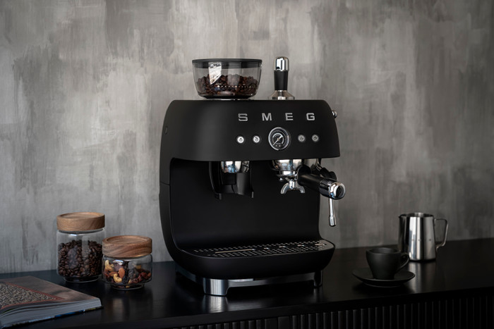 SMEG EGF03BLMEU Mat Zwart product in gebruik