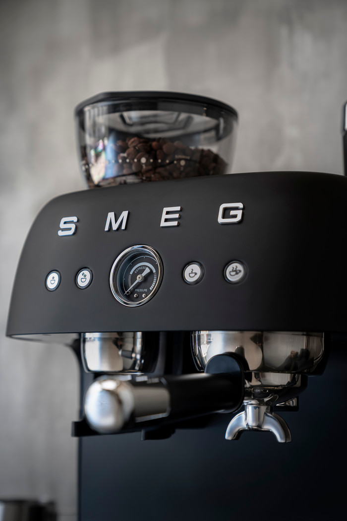 SMEG EGF03BLMEU Mat Zwart product in gebruik