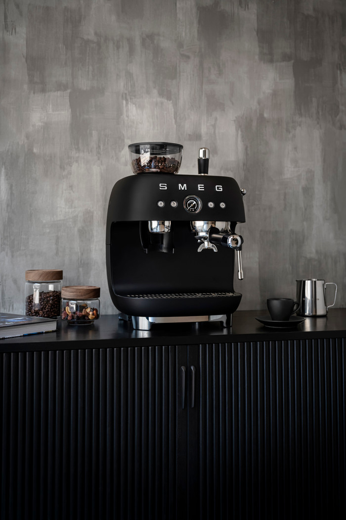 SMEG EGF03BLMEU Mat Zwart product in gebruik