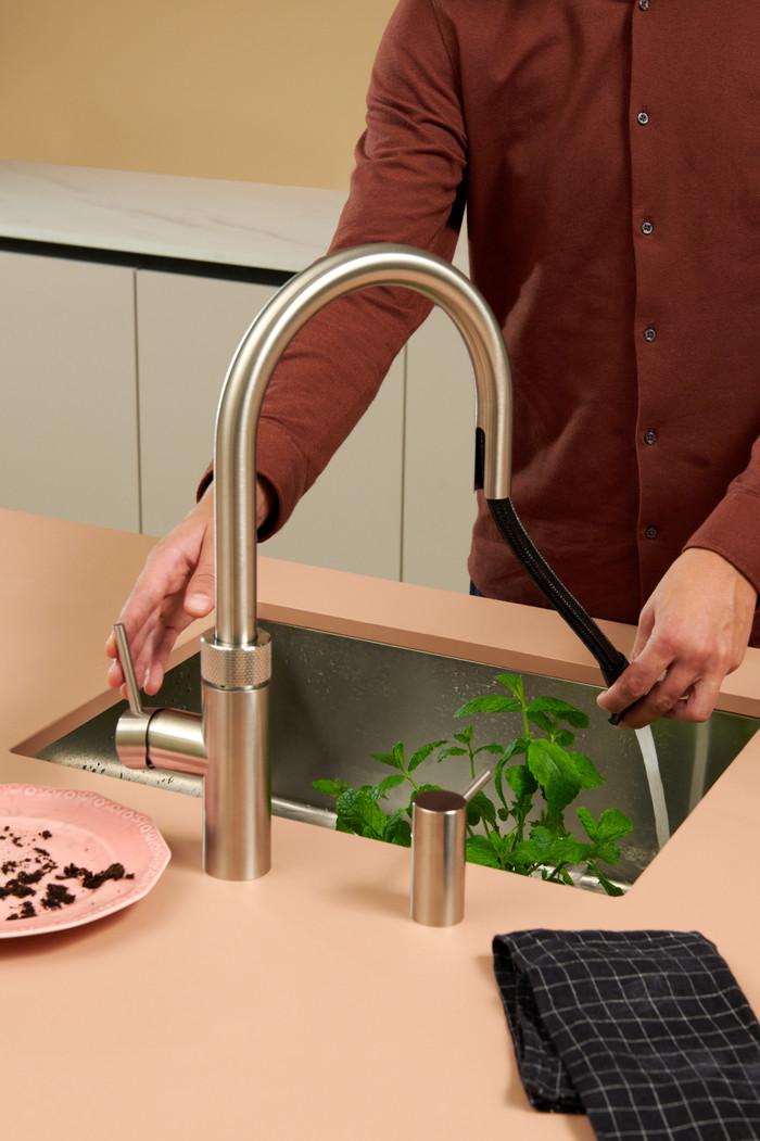 Quooker COMBI + Quooker Flex Round RVS product in gebruik