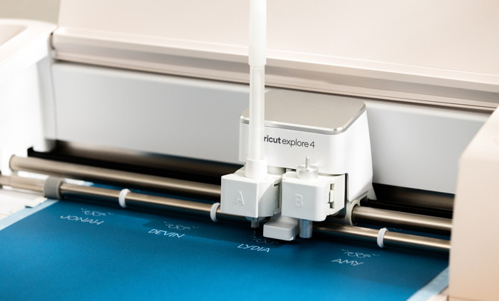 Cricut Explore/Maker Acrylic Gel Pens 5-pack 1.0mm product in use