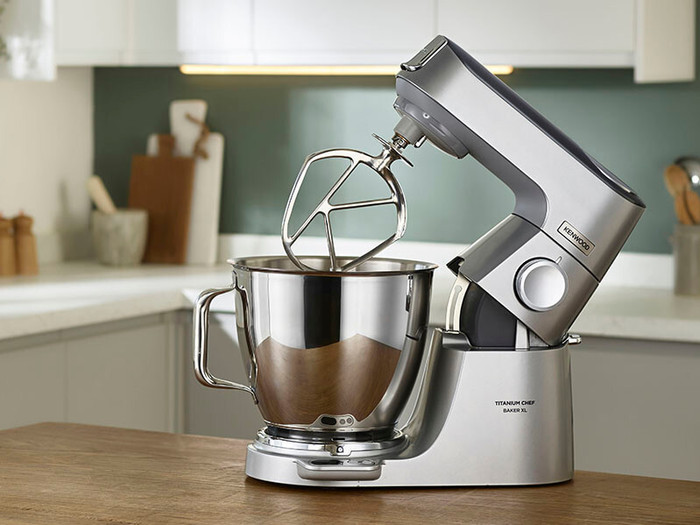 Kenwood Titanium Chef Baker XL Core KVL85.704SI product in use