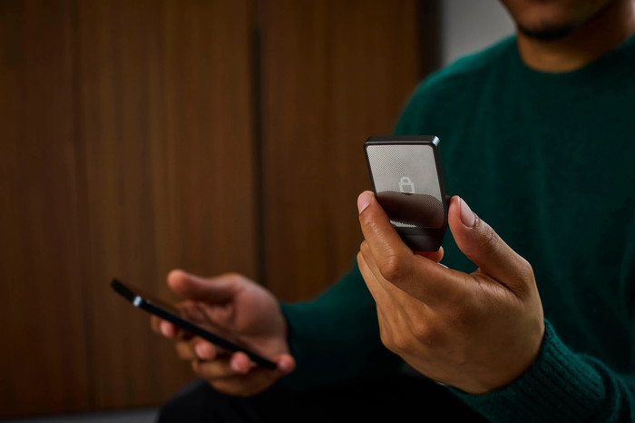 Trezor Safe 7 - Charcoal Black product in gebruik