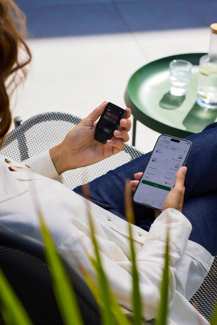 Trezor Safe 7 - Charcoal Black product in gebruik