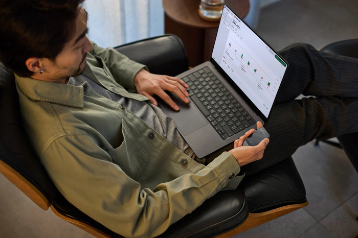 Trezor Safe 7 - Charcoal Black product in gebruik