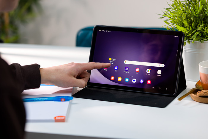 Samsung Galaxy Tab A9 Plus 11 inch 8GB/256GB Wifi Grijs + Book Case Zwart product in gebruik