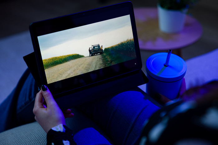 Samsung Galaxy Tab A9 Plus 11 inch 8GB/256GB Wifi Grijs + Book Case Zwart product in gebruik