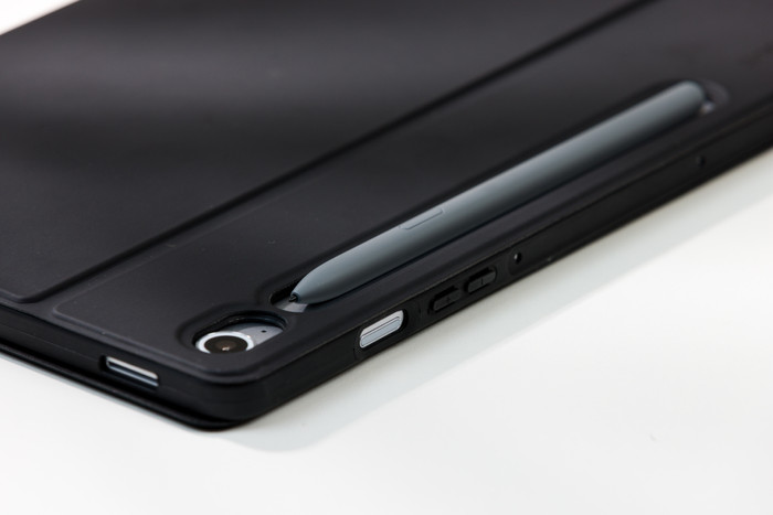 Samsung Galaxy Tab S10 FE 10,9 inch 256GB Wifi Zilver + Beschermpakket product in gebruik