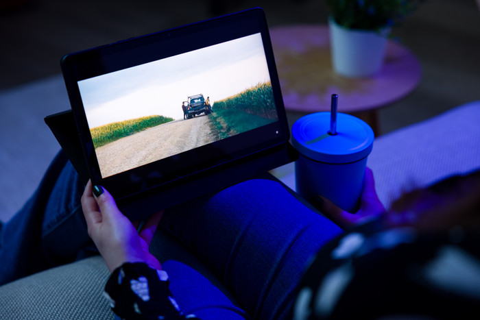 Samsung Galaxy Tab S10 FE 10,9 inch 256GB Wifi Zilver + Beschermpakket product in gebruik