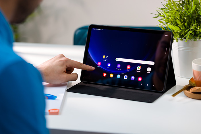 Samsung Galaxy Tab S10 FE 10,9 inch 256GB Wifi Zilver + Beschermpakket product in gebruik