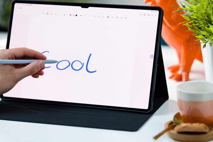 BlueBuilt Samsung Galaxy S9 Ultra / S10 Ultra Book Case Black product in use