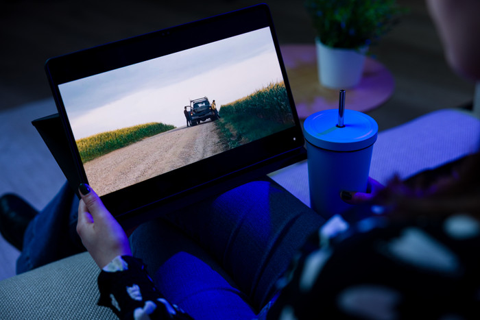 BlueBuilt Samsung Galaxy S9 Ultra / S10 Ultra Book Case Black product in use