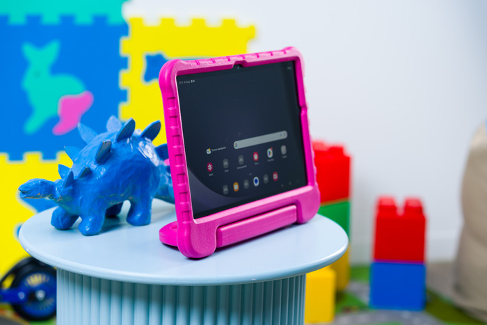 BlueBuilt Samsung Galaxy Tab A9 Plus Kids Cover Roze product in gebruik