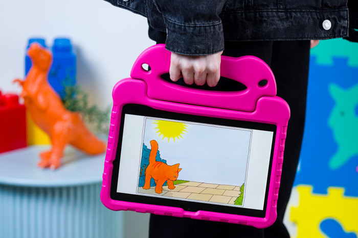BlueBuilt Samsung Galaxy Tab A9 Plus Kids Cover Roze product in gebruik