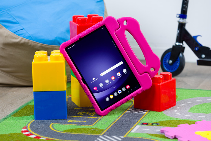 BlueBuilt Samsung Galaxy Tab A9 Plus Kids Cover Roze product in gebruik