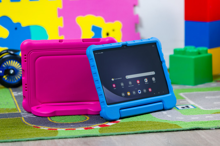 BlueBuilt Samsung Galaxy Tab A9 Plus Kids Cover Roze product in gebruik