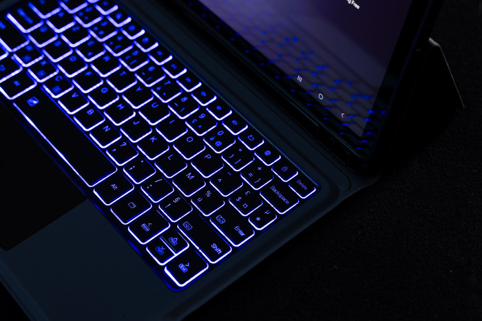 Samsung Galaxy Tab A9 Plus 11 inches 128GB WiFi Gray + BlueBuilt Keyboard Cover AZERTY product in use