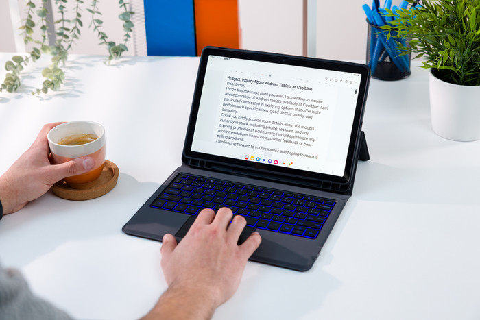 Samsung Galaxy Tab A9 Plus 11 inches 128GB WiFi Gray + BlueBuilt Keyboard Cover AZERTY product in use