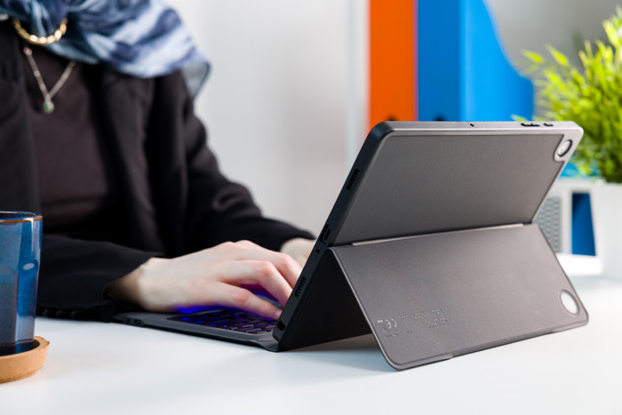 Samsung Galaxy Tab A9 Plus 11 inches 128GB WiFi Gray + BlueBuilt Keyboard Cover AZERTY product in use