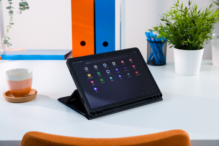 Samsung Galaxy Tab A9 Plus 11 inches 128GB WiFi Gray + BlueBuilt Keyboard Cover AZERTY product in use