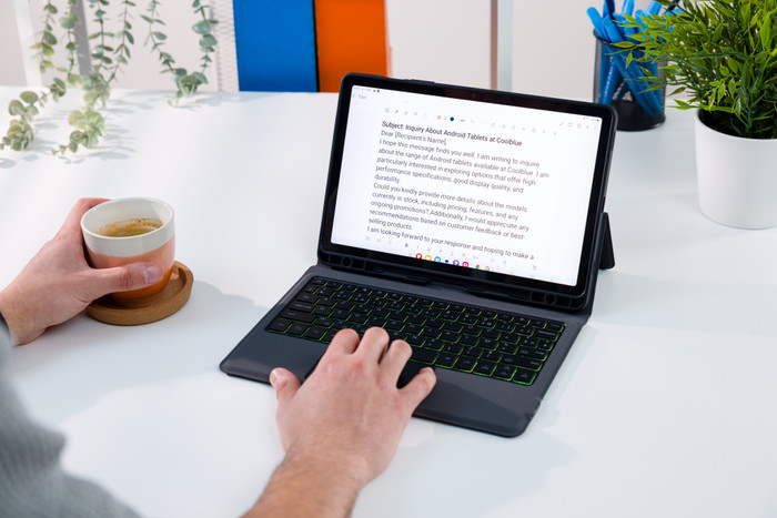 Samsung Galaxy Tab S10 FE 10,9 inch 128GB Wifi Grijs + Toetsenbord Hoes AZERTY product in gebruik