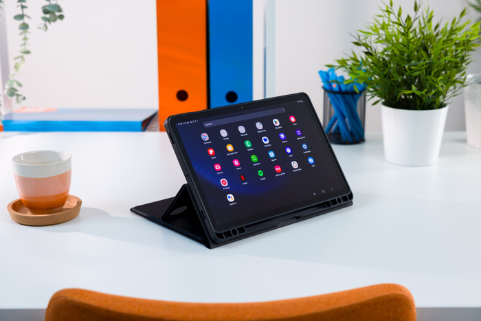 Samsung Galaxy Tab S10 FE 10,9 inch 128GB Wifi Grijs + Toetsenbord Hoes AZERTY product in gebruik