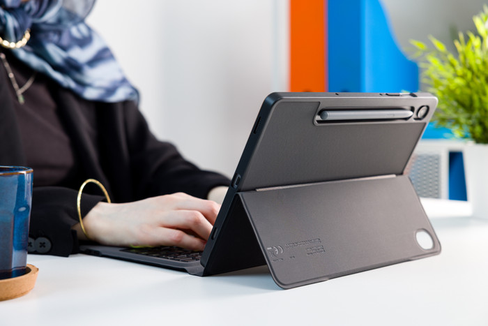 Samsung Galaxy Tab S10 FE 10,9 inch 128GB Wifi Grijs + Toetsenbord Hoes AZERTY product in gebruik