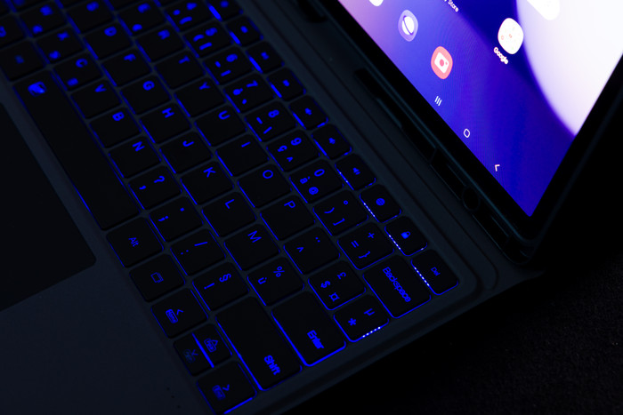 BlueBuilt Samsung Galaxy Tab S9 FE Plus/S10 Plus Toetsenbord Hoes AZERTY Zwart product in gebruik