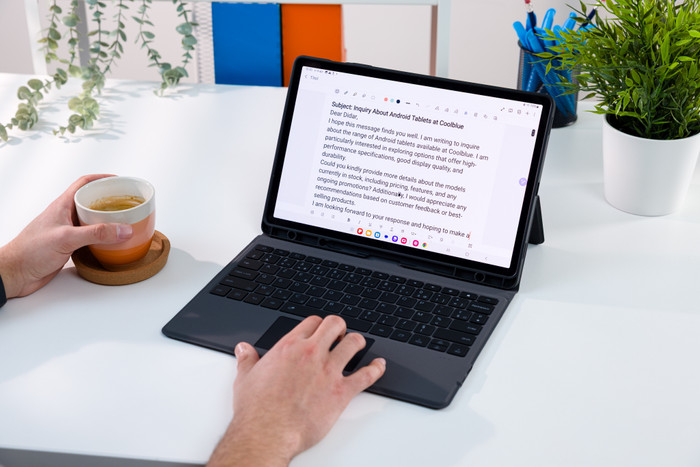 BlueBuilt Samsung Galaxy Tab S9 FE Plus/S10 Plus Toetsenbord Hoes AZERTY Zwart product in gebruik