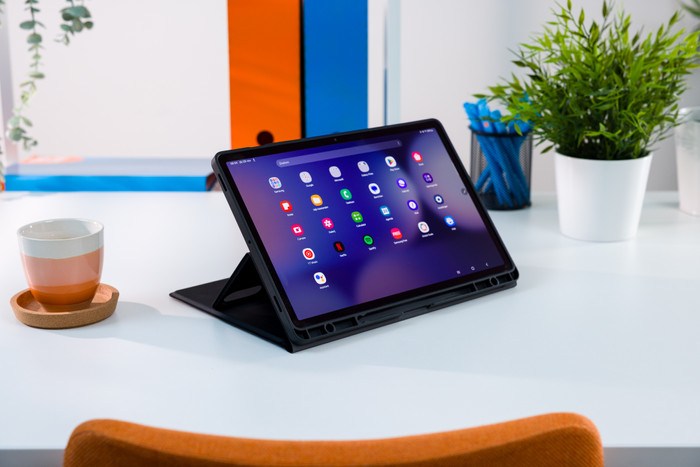 BlueBuilt Samsung Galaxy Tab S9 FE Plus/S10 Plus Toetsenbord Hoes AZERTY Zwart product in gebruik